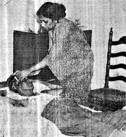 මැර ප්‍රහාරයට ලක්‌ වූ මහාචාර්ය එදිරිවීර සරච්චන්ද්‍ර මහතාට සිය නිවසේදී එතුමාගේ බිරිඳ ලලිතා සරච්චන්ද්‍ර මහත්මිය උවටැන් කළ අයුරු.