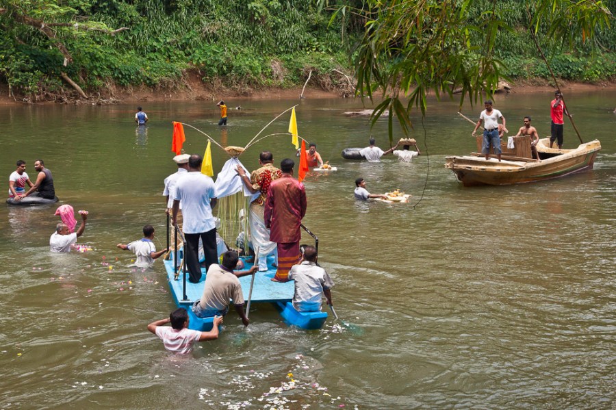 කඩදොර පත්තිනි දේවාලේ දිය කැපීම